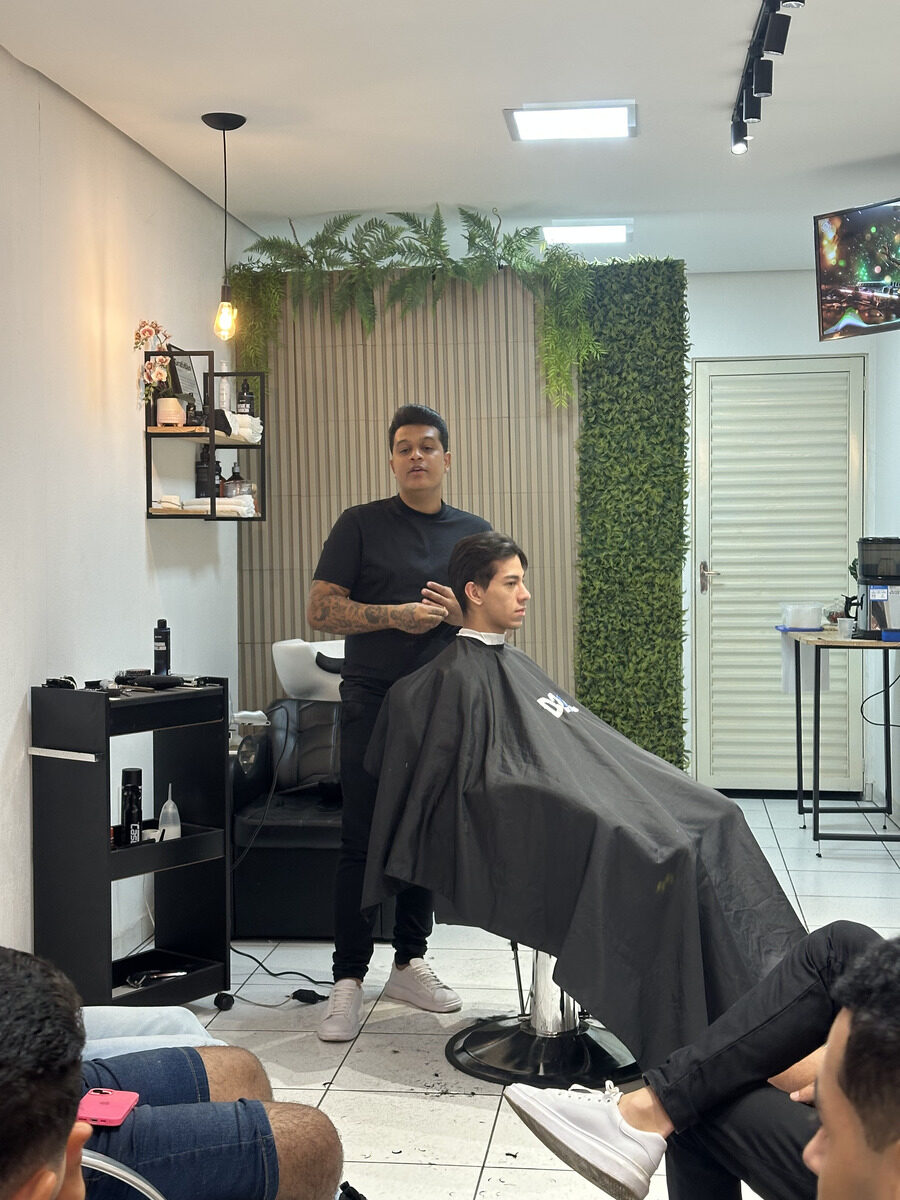 Diego ensinando técnica de corte ao vivo
