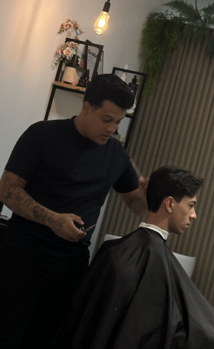 Diego finalizando corte durante treinamento
