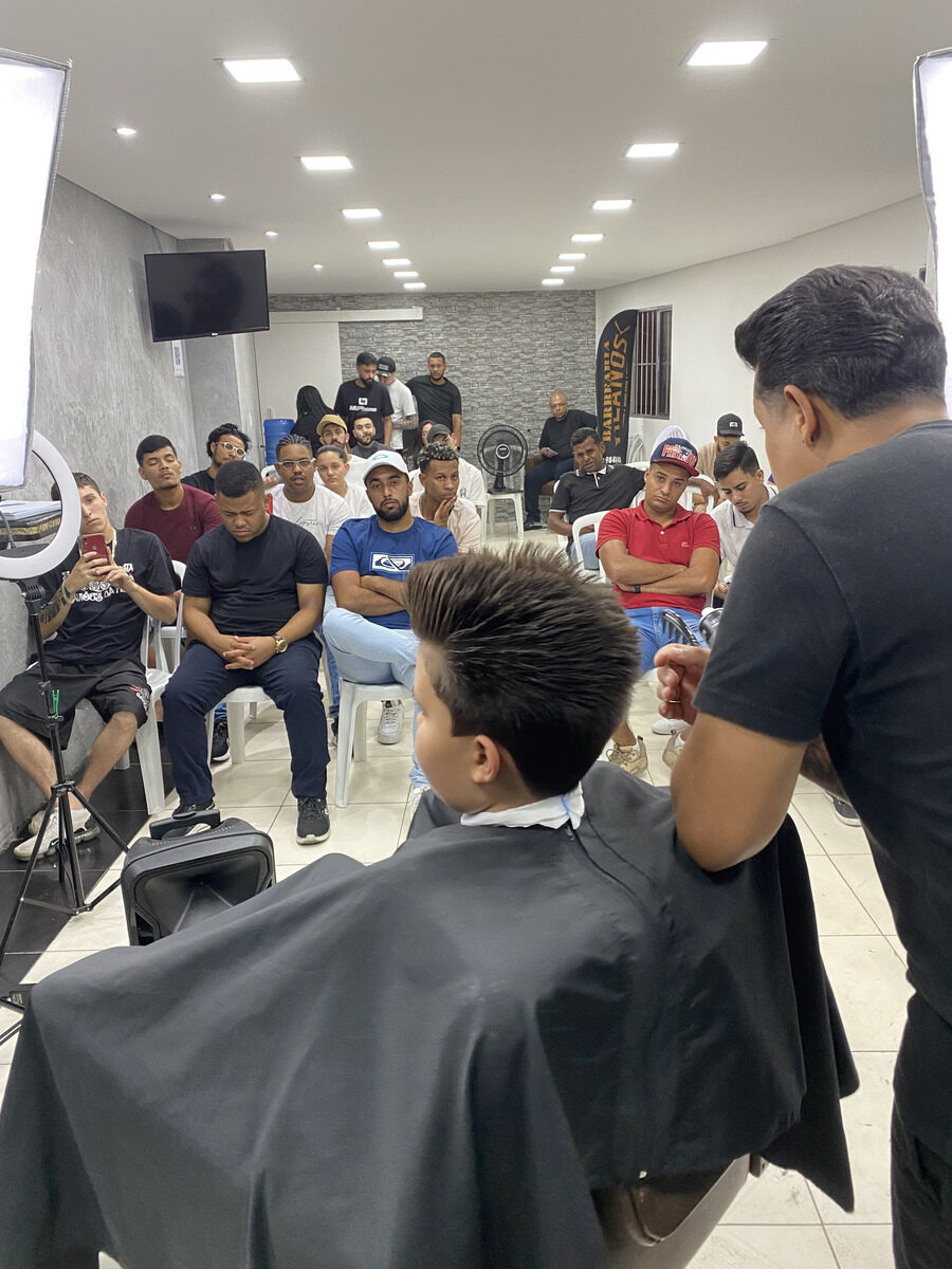 Treinamento presencial de barbearia com plateia