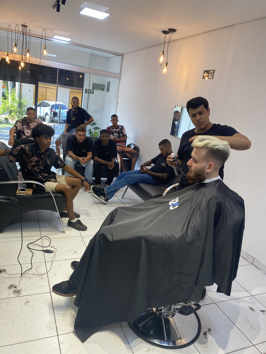 Aula prática de corte em barbearia